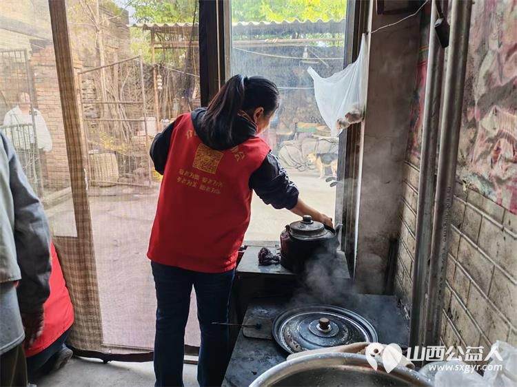 介休市敬老协会在连福镇刘家山村开展入户81岁特困老人武万䘵家为老人擦玻璃打扫室内外卫生做饭包饺子 - 第15张 - 山西公益人 介休市敬老协会在连福镇刘家山村开展入户81岁特困老人武万䘵家为老人擦玻璃打扫室内外卫生做饭包饺子 - 第15张