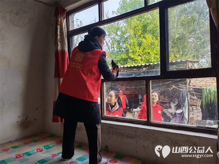 介休市敬老协会在连福镇刘家山村开展入户81岁特困老人武万䘵家为老人擦玻璃打扫室内外卫生做饭包饺子 - 第5张 - 山西公益人 介休市敬老协会在连福镇刘家山村开展入户81岁特困老人武万䘵家为老人擦玻璃打扫室内外卫生做饭包饺子 - 第5张