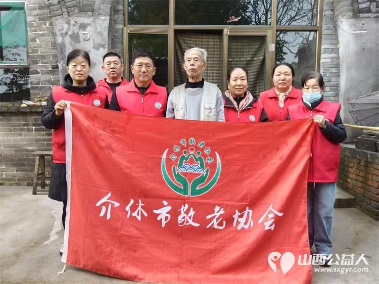 介休市敬老协会在连福镇刘家山村开展入户81岁特困老人武万䘵家为老人擦玻璃打扫室内外卫生做饭包饺子 - 第1张 - 山西公益人 介休市敬老协会在连福镇刘家山村开展入户81岁特困老人武万䘵家为老人擦玻璃打扫室内外卫生做饭包饺子 - 第1张