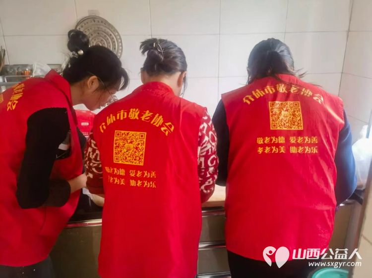 介休市敬老协会来到了介休市裕康嘉苑入户 84岁特困老人段冲浪家为老人打扫室内外卫生做饭包饺子 - 第4张 - 山西公益人 介休市敬老协会来到了介休市裕康嘉苑入户 84岁特困老人段冲浪家为老人打扫室内外卫生做饭包饺子 - 第4张