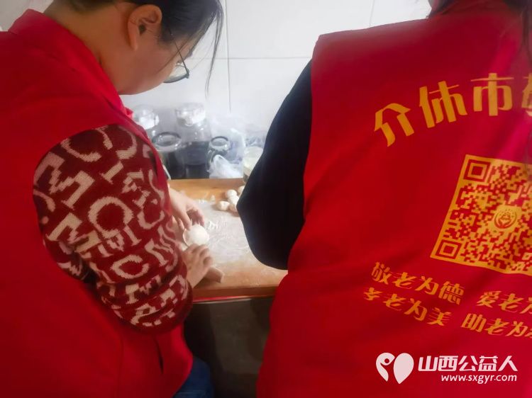 介休市敬老协会来到了介休市裕康嘉苑入户 84岁特困老人段冲浪家为老人打扫室内外卫生做饭包饺子 - 第3张 - 山西公益人 介休市敬老协会来到了介休市裕康嘉苑入户 84岁特困老人段冲浪家为老人打扫室内外卫生做饭包饺子 - 第3张