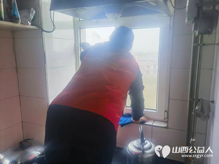 介休市敬老协会来到了介休市裕康嘉苑入户 84岁特困老人段冲浪家为老人打扫室内外卫生做饭包饺子 - 第7张 - 山西公益人 介休市敬老协会来到了介休市裕康嘉苑入户 84岁特困老人段冲浪家为老人打扫室内外卫生做饭包饺子 - 第7张