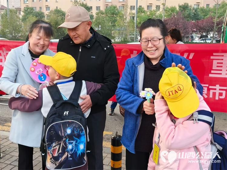 最深的爱给最“敬”的您----太原市实验八小重阳节主题活动给爷爷奶奶一个重阳节的拥抱一个小小的礼物​ - 第1张