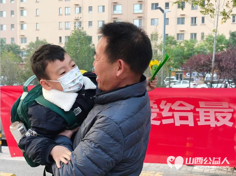 最深的爱给最“敬”的您----太原市实验八小重阳节主题活动给爷爷奶奶一个重阳节的拥抱一个小小的礼物​ - 第3张