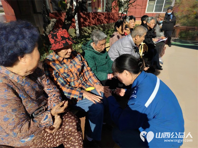 重阳暖夕阳公交情谊长 太原公交电车分公司四车队的优秀驾驶员带着满满的关怀与温暖走进了太原市比家美养老院为长者们送上了一份别样的节日祝福 - 第6张 - 山西公益人 重阳暖夕阳公交情谊长 太原公交电车分公司四车队的优秀驾驶员带着满满的关怀与温暖走进了太原市比家美养老院为长者们送上了一份别样的节日祝福 - 第6张