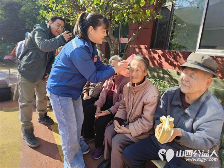重阳暖夕阳公交情谊长 太原公交电车分公司四车队的优秀驾驶员带着满满的关怀与温暖走进了太原市比家美养老院为长者们送上了一份别样的节日祝福 - 第8张 - 山西公益人 重阳暖夕阳公交情谊长 太原公交电车分公司四车队的优秀驾驶员带着满满的关怀与温暖走进了太原市比家美养老院为长者们送上了一份别样的节日祝福 - 第8张