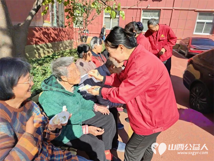 重阳暖夕阳公交情谊长 太原公交电车分公司四车队的优秀驾驶员带着满满的关怀与温暖走进了太原市比家美养老院为长者们送上了一份别样的节日祝福 - 第7张 - 山西公益人 重阳暖夕阳公交情谊长 太原公交电车分公司四车队的优秀驾驶员带着满满的关怀与温暖走进了太原市比家美养老院为长者们送上了一份别样的节日祝福 - 第7张