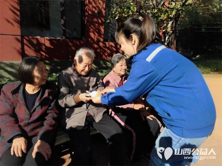 重阳暖夕阳公交情谊长 太原公交电车分公司四车队的优秀驾驶员带着满满的关怀与温暖走进了太原市比家美养老院为长者们送上了一份别样的节日祝福 - 第5张 - 山西公益人 重阳暖夕阳公交情谊长 太原公交电车分公司四车队的优秀驾驶员带着满满的关怀与温暖走进了太原市比家美养老院为长者们送上了一份别样的节日祝福 - 第5张