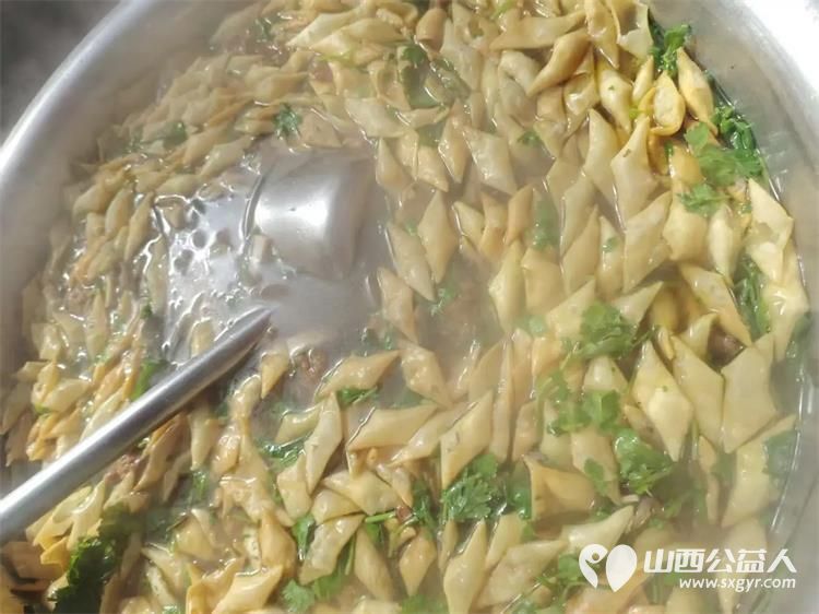 情暖重阳爱伴夕阳----长治市小雨点公益志愿者协会思源分会重阳节敬老活动走进长治市雨花斋二部通过帮厨理发表演节目等方式陪伴孤寡老人共度佳节 - 第11张 - 山西公益人 情暖重阳爱伴夕阳----长治市小雨点公益志愿者协会思源分会重阳节敬老活动走进长治市雨花斋二部通过帮厨理发表演节目等方式陪伴孤寡老人共度佳节 - 第11张