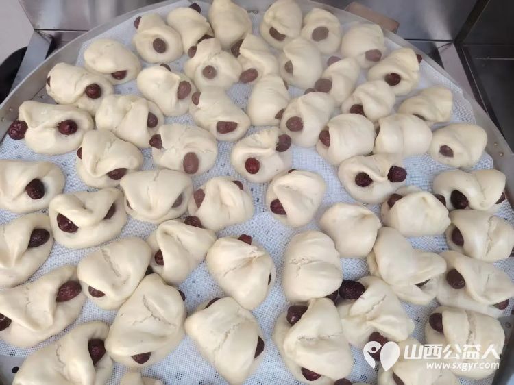 情暖重阳爱伴夕阳----长治市小雨点公益志愿者协会思源分会重阳节敬老活动走进长治市雨花斋二部通过帮厨理发表演节目等方式陪伴孤寡老人共度佳节 - 第12张 - 山西公益人 情暖重阳爱伴夕阳----长治市小雨点公益志愿者协会思源分会重阳节敬老活动走进长治市雨花斋二部通过帮厨理发表演节目等方式陪伴孤寡老人共度佳节 - 第12张