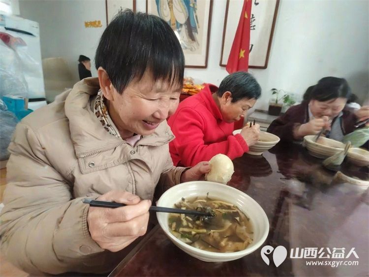 情暖重阳爱伴夕阳----长治市小雨点公益志愿者协会思源分会重阳节敬老活动走进长治市雨花斋二部通过帮厨理发表演节目等方式陪伴孤寡老人共度佳节 - 第16张 - 山西公益人 情暖重阳爱伴夕阳----长治市小雨点公益志愿者协会思源分会重阳节敬老活动走进长治市雨花斋二部通过帮厨理发表演节目等方式陪伴孤寡老人共度佳节 - 第16张