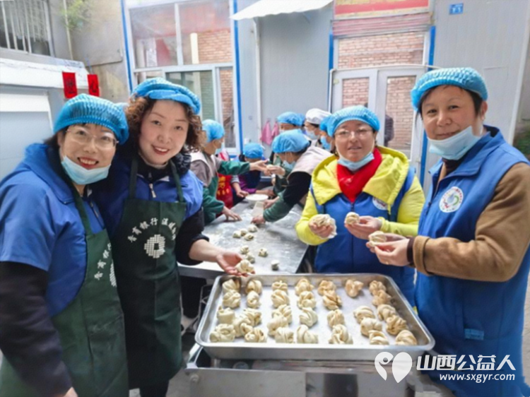 情暖重阳爱伴夕阳----长治市小雨点公益志愿者协会思源分会重阳节敬老活动走进长治市雨花斋二部通过帮厨理发表演节目等方式陪伴孤寡老人共度佳节 - 第9张 - 山西公益人 情暖重阳爱伴夕阳----长治市小雨点公益志愿者协会思源分会重阳节敬老活动走进长治市雨花斋二部通过帮厨理发表演节目等方式陪伴孤寡老人共度佳节 - 第9张
