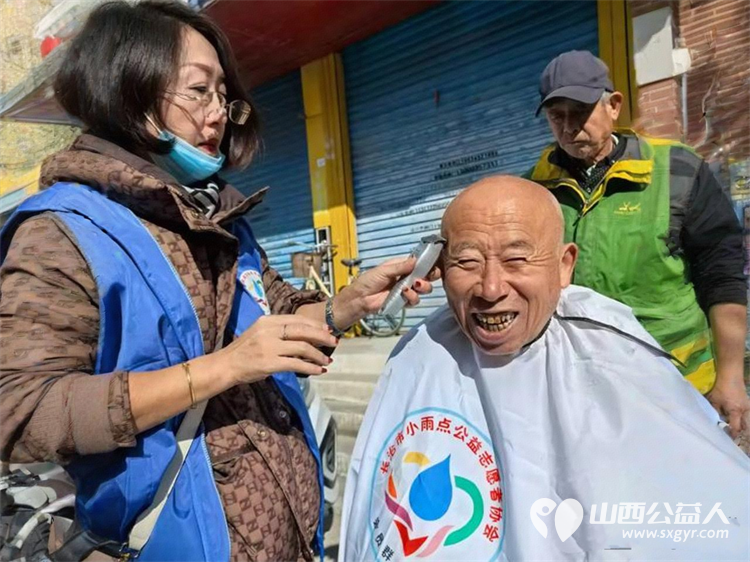 情暖重阳爱伴夕阳----长治市小雨点公益志愿者协会思源分会重阳节敬老活动走进长治市雨花斋二部通过帮厨理发表演节目等方式陪伴孤寡老人共度佳节 - 第6张 - 山西公益人 情暖重阳爱伴夕阳----长治市小雨点公益志愿者协会思源分会重阳节敬老活动走进长治市雨花斋二部通过帮厨理发表演节目等方式陪伴孤寡老人共度佳节 - 第6张