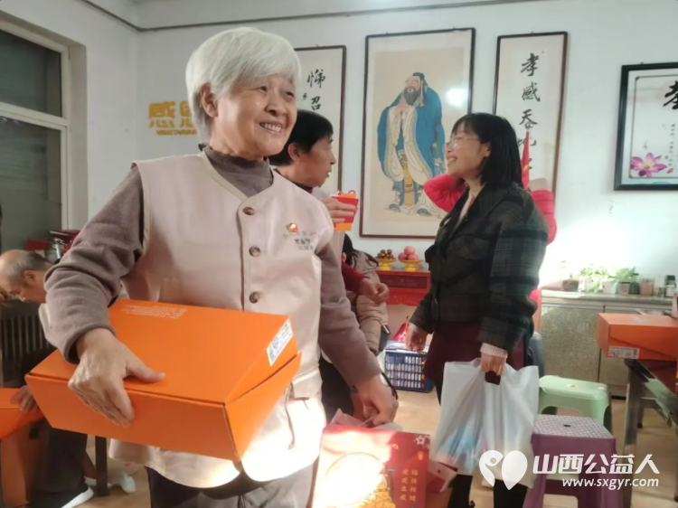 情暖重阳爱伴夕阳----长治市小雨点公益志愿者协会思源分会重阳节敬老活动走进长治市雨花斋二部通过帮厨理发表演节目等方式陪伴孤寡老人共度佳节 - 第43张 - 山西公益人 情暖重阳爱伴夕阳----长治市小雨点公益志愿者协会思源分会重阳节敬老活动走进长治市雨花斋二部通过帮厨理发表演节目等方式陪伴孤寡老人共度佳节 - 第43张