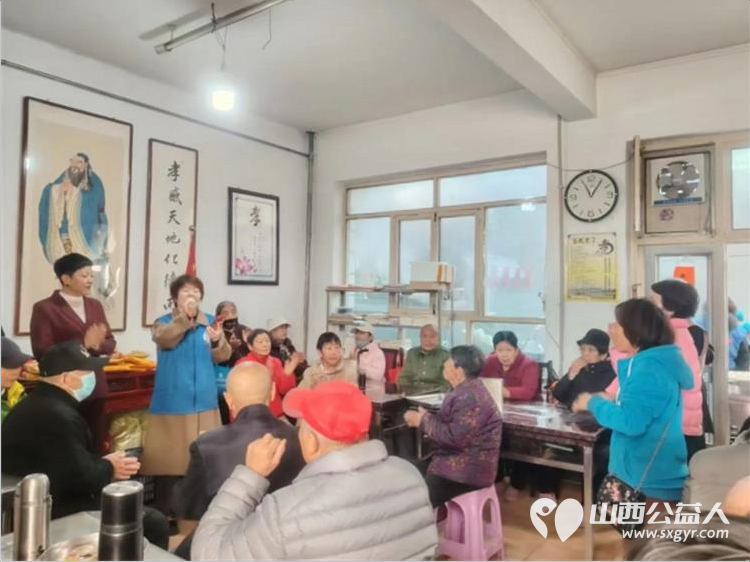 情暖重阳爱伴夕阳----长治市小雨点公益志愿者协会思源分会重阳节敬老活动走进长治市雨花斋二部通过帮厨理发表演节目等方式陪伴孤寡老人共度佳节 - 第3张 - 山西公益人 情暖重阳爱伴夕阳----长治市小雨点公益志愿者协会思源分会重阳节敬老活动走进长治市雨花斋二部通过帮厨理发表演节目等方式陪伴孤寡老人共度佳节 - 第3张
