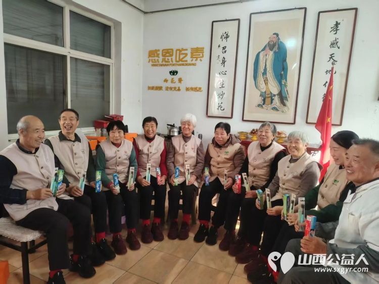 情暖重阳爱伴夕阳----长治市小雨点公益志愿者协会思源分会重阳节敬老活动走进长治市雨花斋二部通过帮厨理发表演节目等方式陪伴孤寡老人共度佳节 - 第42张 - 山西公益人 情暖重阳爱伴夕阳----长治市小雨点公益志愿者协会思源分会重阳节敬老活动走进长治市雨花斋二部通过帮厨理发表演节目等方式陪伴孤寡老人共度佳节 - 第42张