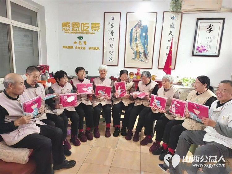 情暖重阳爱伴夕阳----长治市小雨点公益志愿者协会思源分会重阳节敬老活动走进长治市雨花斋二部通过帮厨理发表演节目等方式陪伴孤寡老人共度佳节 - 第34张 - 山西公益人 情暖重阳爱伴夕阳----长治市小雨点公益志愿者协会思源分会重阳节敬老活动走进长治市雨花斋二部通过帮厨理发表演节目等方式陪伴孤寡老人共度佳节 - 第34张