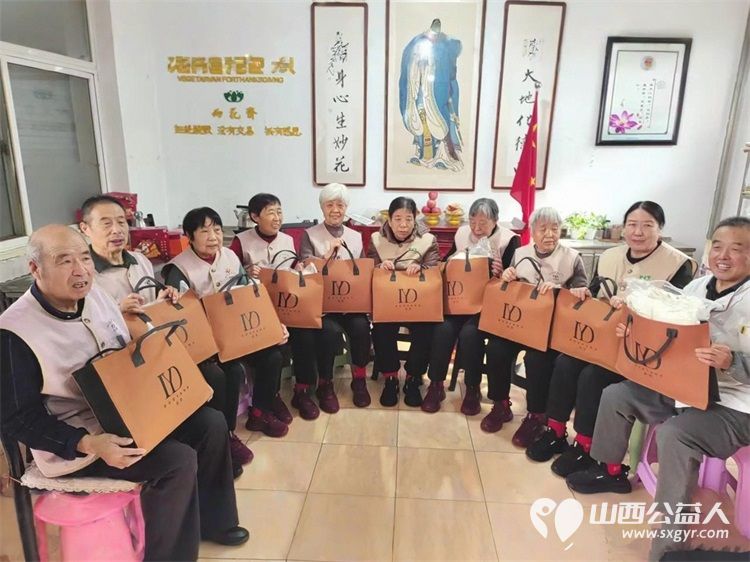 情暖重阳爱伴夕阳----长治市小雨点公益志愿者协会思源分会重阳节敬老活动走进长治市雨花斋二部通过帮厨理发表演节目等方式陪伴孤寡老人共度佳节 - 第25张 - 山西公益人 情暖重阳爱伴夕阳----长治市小雨点公益志愿者协会思源分会重阳节敬老活动走进长治市雨花斋二部通过帮厨理发表演节目等方式陪伴孤寡老人共度佳节 - 第25张