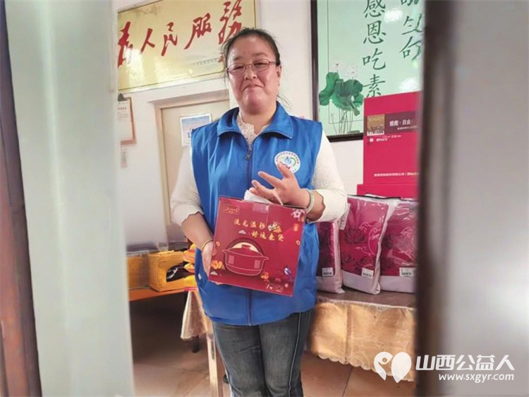 情暖重阳爱伴夕阳----长治市小雨点公益志愿者协会思源分会重阳节敬老活动走进长治市雨花斋二部通过帮厨理发表演节目等方式陪伴孤寡老人共度佳节 - 第28张 - 山西公益人 情暖重阳爱伴夕阳----长治市小雨点公益志愿者协会思源分会重阳节敬老活动走进长治市雨花斋二部通过帮厨理发表演节目等方式陪伴孤寡老人共度佳节 - 第28张