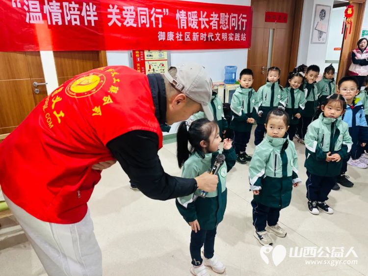 银杏树下爱在重阳 阳泉义工联合会与御康社区联合举办一场充满爱与欢乐的相聚为老人们送上了美好的节日祝福 - 第5张