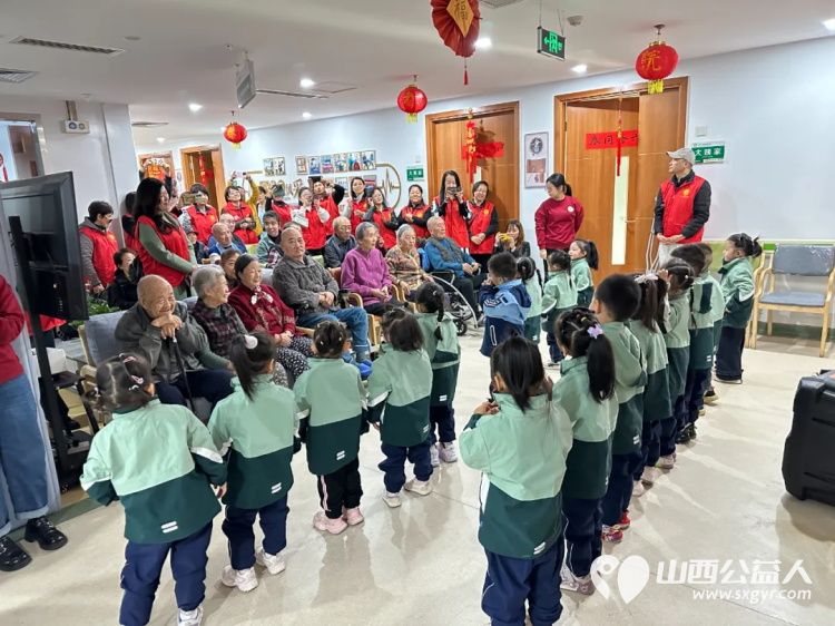 银杏树下爱在重阳 阳泉义工联合会与御康社区联合举办一场充满爱与欢乐的相聚为老人们送上了美好的节日祝福 - 第3张