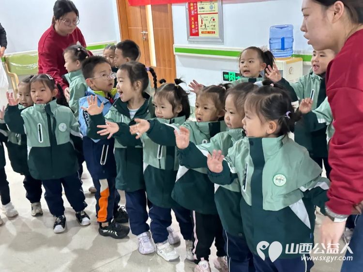 银杏树下爱在重阳 阳泉义工联合会与御康社区联合举办一场充满爱与欢乐的相聚为老人们送上了美好的节日祝福 - 第4张