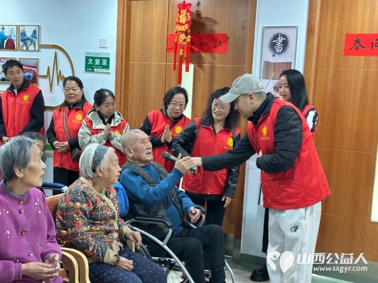 银杏树下爱在重阳 阳泉义工联合会与御康社区联合举办一场充满爱与欢乐的相聚为老人们送上了美好的节日祝福 - 第14张