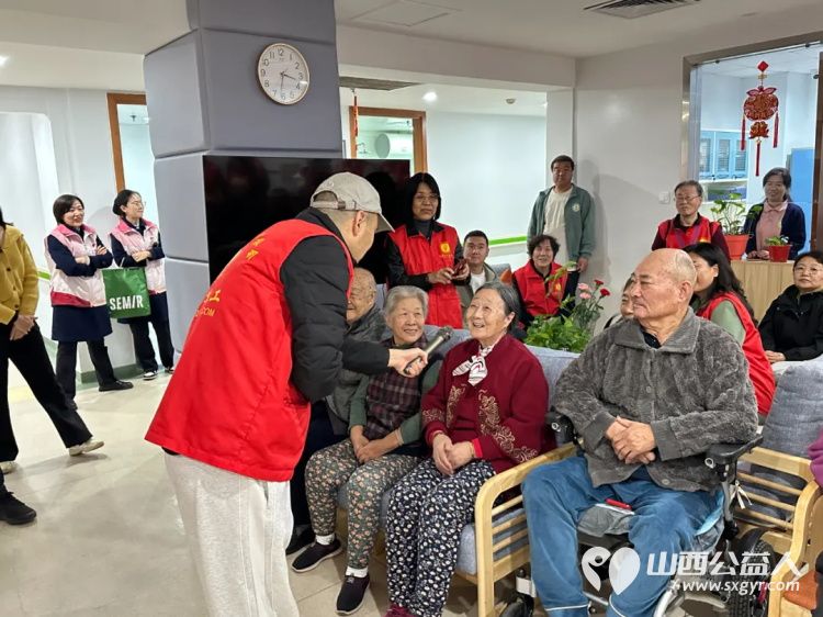 银杏树下爱在重阳 阳泉义工联合会与御康社区联合举办一场充满爱与欢乐的相聚为老人们送上了美好的节日祝福 - 第15张