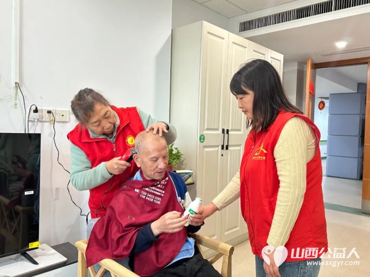 银杏树下爱在重阳 阳泉义工联合会与御康社区联合举办一场充满爱与欢乐的相聚为老人们送上了美好的节日祝福 - 第17张