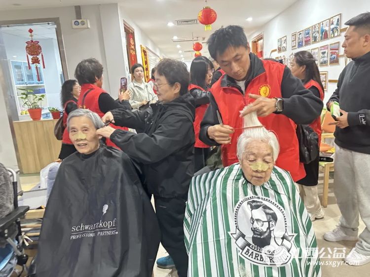 银杏树下爱在重阳 阳泉义工联合会与御康社区联合举办一场充满爱与欢乐的相聚为老人们送上了美好的节日祝福 - 第16张