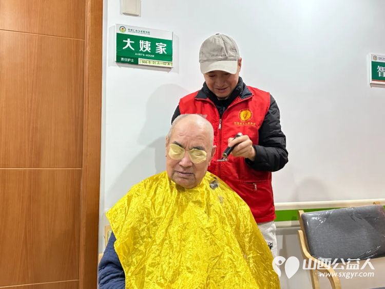 银杏树下爱在重阳 阳泉义工联合会与御康社区联合举办一场充满爱与欢乐的相聚为老人们送上了美好的节日祝福 - 第18张