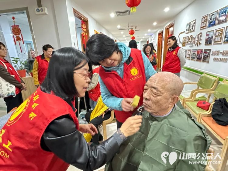 银杏树下爱在重阳 阳泉义工联合会与御康社区联合举办一场充满爱与欢乐的相聚为老人们送上了美好的节日祝福 - 第24张