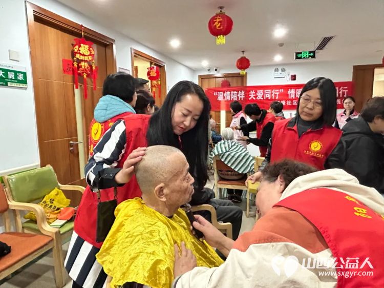 银杏树下爱在重阳 阳泉义工联合会与御康社区联合举办一场充满爱与欢乐的相聚为老人们送上了美好的节日祝福 - 第25张