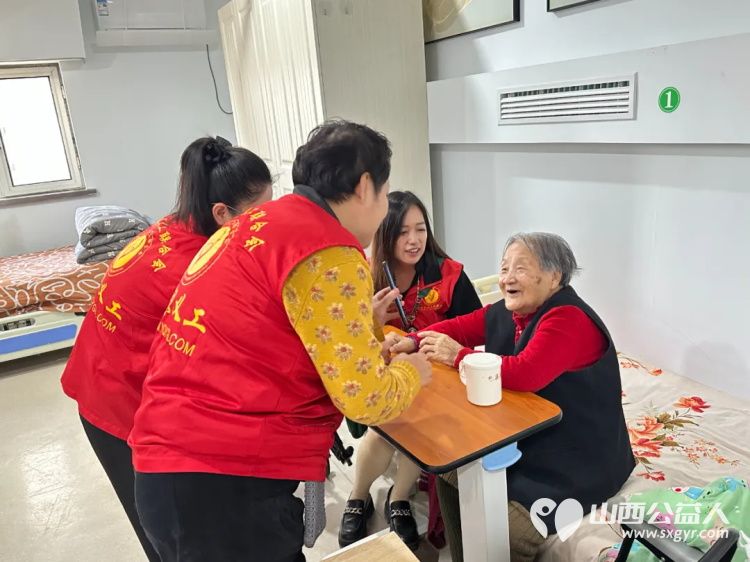 银杏树下爱在重阳 阳泉义工联合会与御康社区联合举办一场充满爱与欢乐的相聚为老人们送上了美好的节日祝福 - 第29张