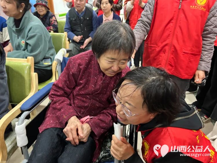 银杏树下爱在重阳 阳泉义工联合会与御康社区联合举办一场充满爱与欢乐的相聚为老人们送上了美好的节日祝福 - 第36张