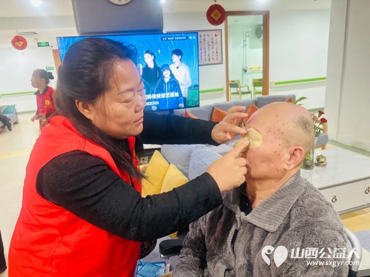 银杏树下爱在重阳 阳泉义工联合会与御康社区联合举办一场充满爱与欢乐的相聚为老人们送上了美好的节日祝福 - 第30张