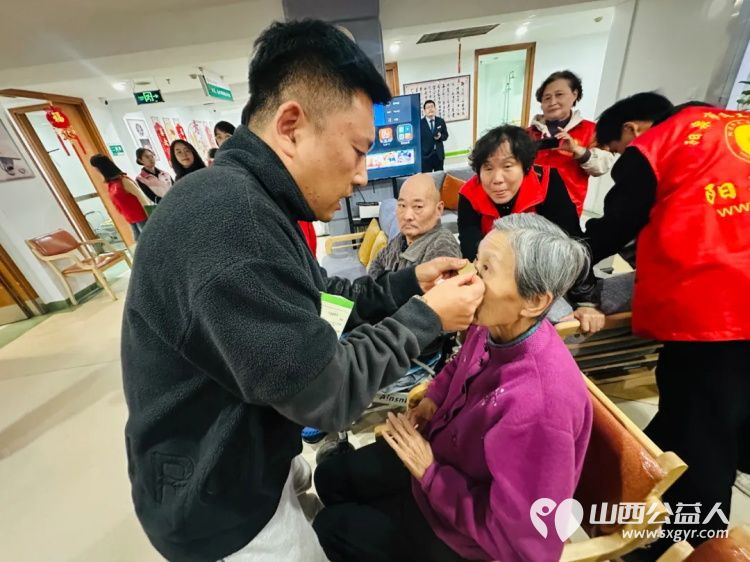 银杏树下爱在重阳 阳泉义工联合会与御康社区联合举办一场充满爱与欢乐的相聚为老人们送上了美好的节日祝福 - 第31张