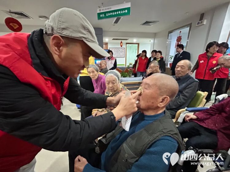 银杏树下爱在重阳 阳泉义工联合会与御康社区联合举办一场充满爱与欢乐的相聚为老人们送上了美好的节日祝福 - 第32张