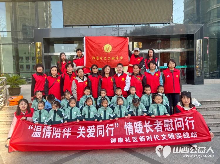 银杏树下爱在重阳 阳泉义工联合会与御康社区联合举办一场充满爱与欢乐的相聚为老人们送上了美好的节日祝福 - 第2张