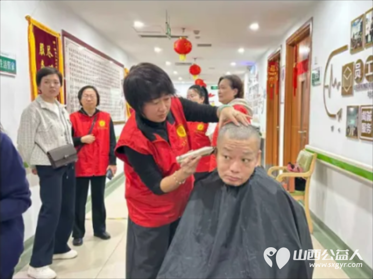 银杏树下爱在重阳 阳泉义工联合会与御康社区联合举办一场充满爱与欢乐的相聚为老人们送上了美好的节日祝福 - 第23张