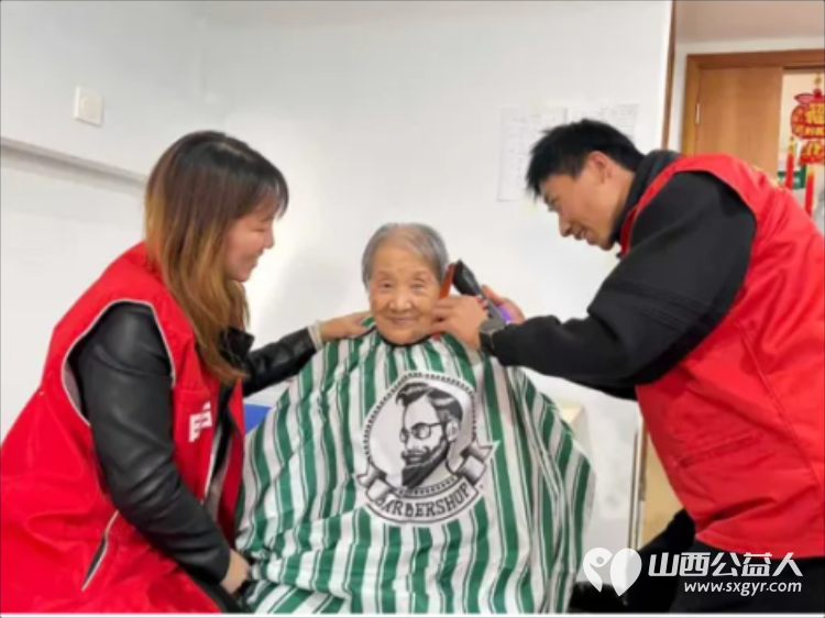 银杏树下爱在重阳 阳泉义工联合会与御康社区联合举办一场充满爱与欢乐的相聚为老人们送上了美好的节日祝福 - 第21张