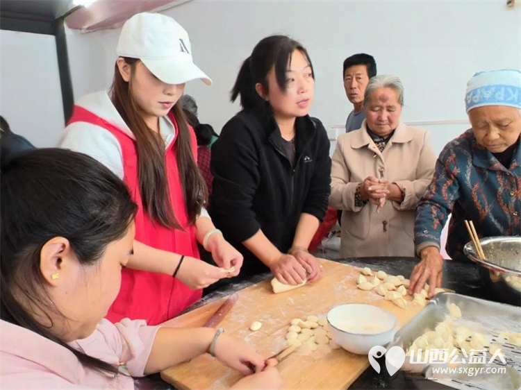 以爱之名共筑温情----石楼县青年志愿者协会弘扬孝亲敬老美德共建老年友好社会主题活动圆满举行通过一场充满烟火气的团圆盛宴为道堡老人送上暖心祝福 - 第2张 - 山西公益人 以爱之名共筑温情----石楼县青年志愿者协会弘扬孝亲敬老美德共建老年友好社会主题活动圆满举行通过一场充满烟火气的团圆盛宴为道堡老人送上暖心祝福 - 第2张