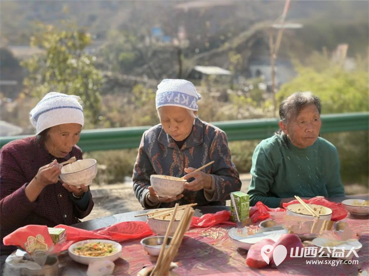 以爱之名共筑温情----石楼县青年志愿者协会弘扬孝亲敬老美德共建老年友好社会主题活动圆满举行通过一场充满烟火气的团圆盛宴为道堡老人送上暖心祝福 - 第16张 - 山西公益人 以爱之名共筑温情----石楼县青年志愿者协会弘扬孝亲敬老美德共建老年友好社会主题活动圆满举行通过一场充满烟火气的团圆盛宴为道堡老人送上暖心祝福 - 第16张