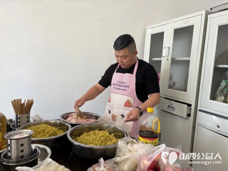 以爱之名共筑温情----石楼县青年志愿者协会弘扬孝亲敬老美德共建老年友好社会主题活动圆满举行通过一场充满烟火气的团圆盛宴为道堡老人送上暖心祝福 - 第10张 - 山西公益人 以爱之名共筑温情----石楼县青年志愿者协会弘扬孝亲敬老美德共建老年友好社会主题活动圆满举行通过一场充满烟火气的团圆盛宴为道堡老人送上暖心祝福 - 第10张