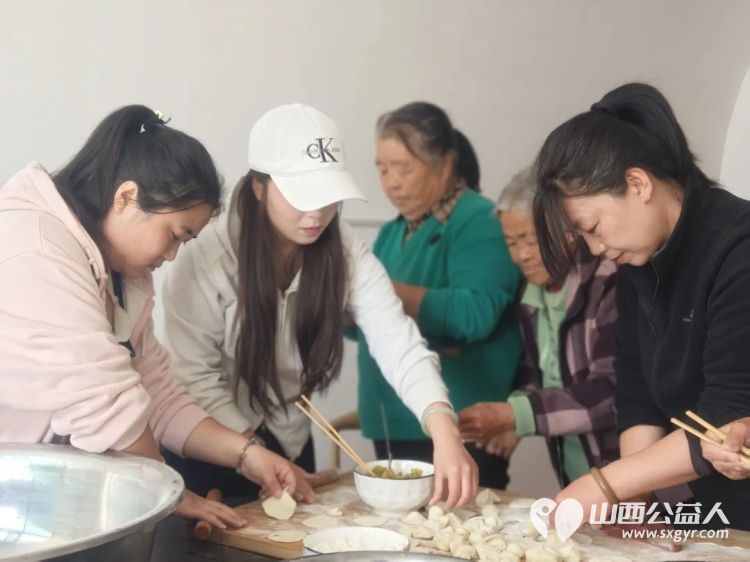 以爱之名共筑温情----石楼县青年志愿者协会弘扬孝亲敬老美德共建老年友好社会主题活动圆满举行通过一场充满烟火气的团圆盛宴为道堡老人送上暖心祝福 - 第3张 - 山西公益人 以爱之名共筑温情----石楼县青年志愿者协会弘扬孝亲敬老美德共建老年友好社会主题活动圆满举行通过一场充满烟火气的团圆盛宴为道堡老人送上暖心祝福 - 第3张