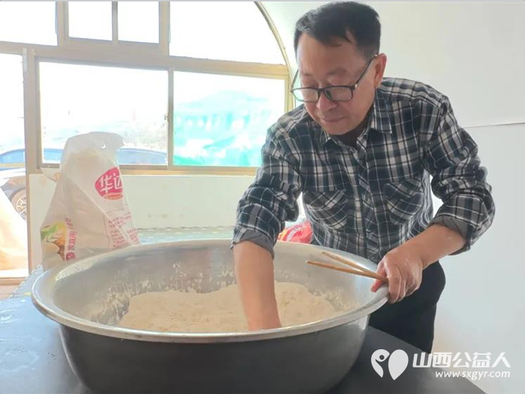 以爱之名共筑温情----石楼县青年志愿者协会弘扬孝亲敬老美德共建老年友好社会主题活动圆满举行通过一场充满烟火气的团圆盛宴为道堡老人送上暖心祝福 - 第7张 - 山西公益人 以爱之名共筑温情----石楼县青年志愿者协会弘扬孝亲敬老美德共建老年友好社会主题活动圆满举行通过一场充满烟火气的团圆盛宴为道堡老人送上暖心祝福 - 第7张