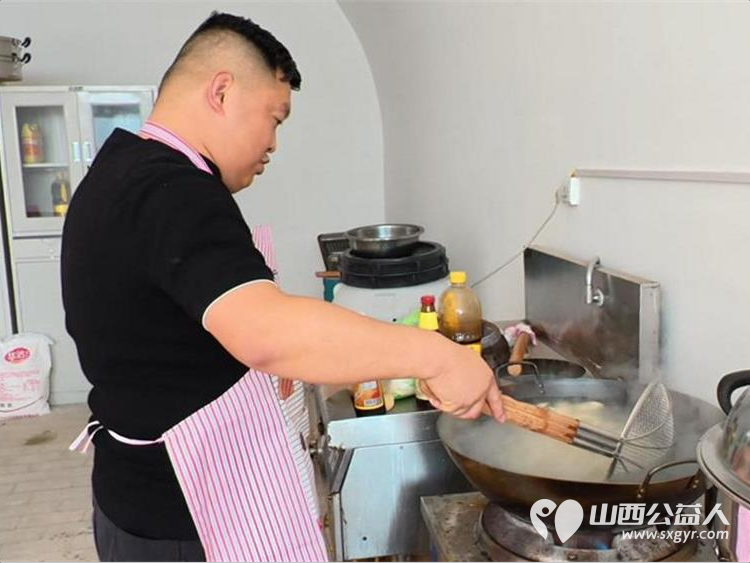 以爱之名共筑温情----石楼县青年志愿者协会弘扬孝亲敬老美德共建老年友好社会主题活动圆满举行通过一场充满烟火气的团圆盛宴为道堡老人送上暖心祝福 - 第9张 - 山西公益人 以爱之名共筑温情----石楼县青年志愿者协会弘扬孝亲敬老美德共建老年友好社会主题活动圆满举行通过一场充满烟火气的团圆盛宴为道堡老人送上暖心祝福 - 第9张