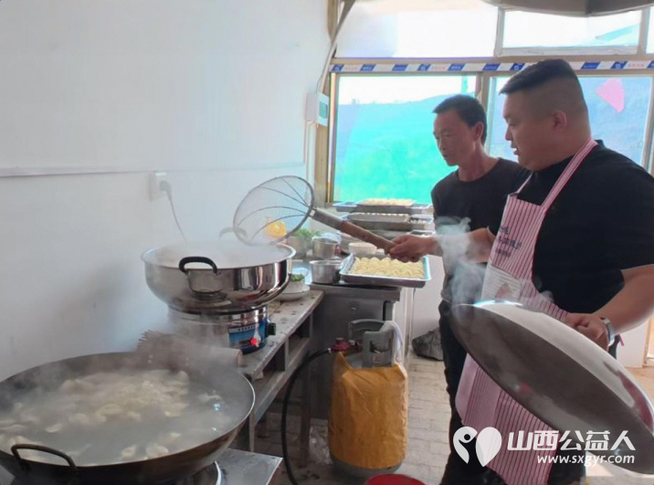 以爱之名共筑温情----石楼县青年志愿者协会弘扬孝亲敬老美德共建老年友好社会主题活动圆满举行通过一场充满烟火气的团圆盛宴为道堡老人送上暖心祝福 - 第8张 - 山西公益人 以爱之名共筑温情----石楼县青年志愿者协会弘扬孝亲敬老美德共建老年友好社会主题活动圆满举行通过一场充满烟火气的团圆盛宴为道堡老人送上暖心祝福 - 第8张