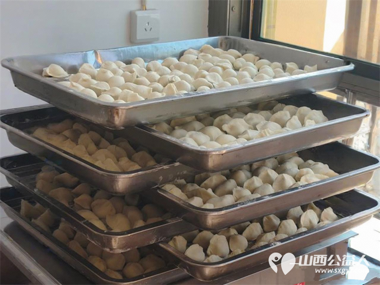 以爱之名共筑温情----石楼县青年志愿者协会弘扬孝亲敬老美德共建老年友好社会主题活动圆满举行通过一场充满烟火气的团圆盛宴为道堡老人送上暖心祝福 - 第6张 - 山西公益人 以爱之名共筑温情----石楼县青年志愿者协会弘扬孝亲敬老美德共建老年友好社会主题活动圆满举行通过一场充满烟火气的团圆盛宴为道堡老人送上暖心祝福 - 第6张