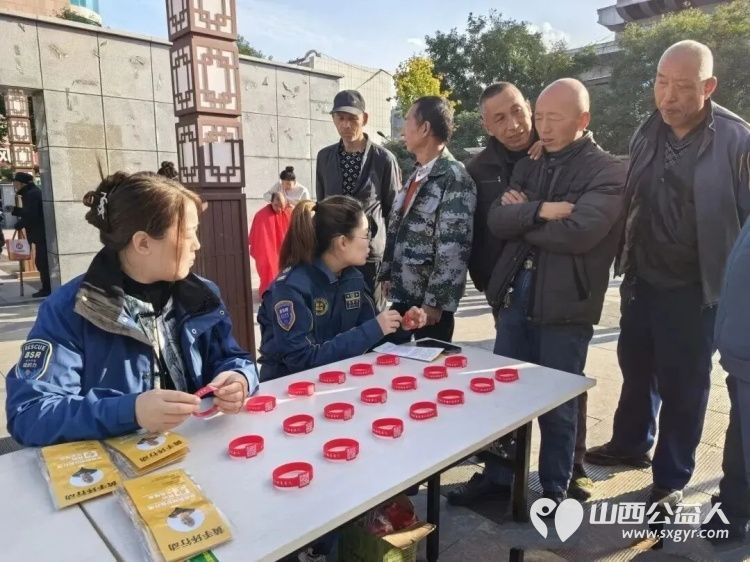 兴县举办 2025年我们的节日·重阳节文明集市暖兴县 主题活动兴县同城爱心公益协会全程贡献志愿力量 - 第9张